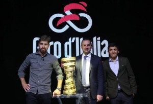 El ciclista ecuatoriano Richard Carapaz (der), su colega eslovaco Peter Sagan (izq) y el ministro de Deportes de Italia, Vincenzo Spatafora (centro)