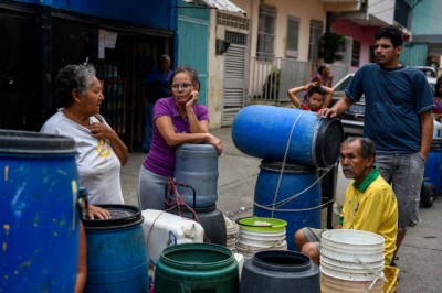 Al menos 88 % de los venezolanos almacena agua en sus casas