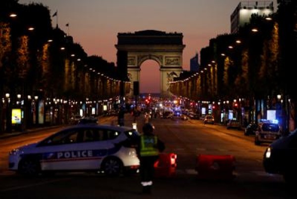 Parigi, attacco sugli Champs-Élysées Isis rivendica: ucciso un poliziotto, due in gravi condizioni