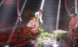 Blanco distrugge gli arredi floreali del palco dell&#039;Ariston