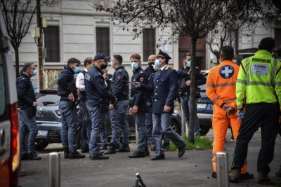 Blitz in banca a Milano, rapinatori scappati dalle fogne, ostaggi indenni