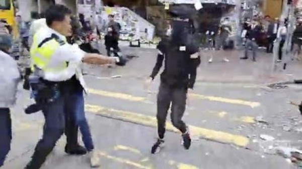 Hong Kong: polizia spara e ferisce due manifestanti