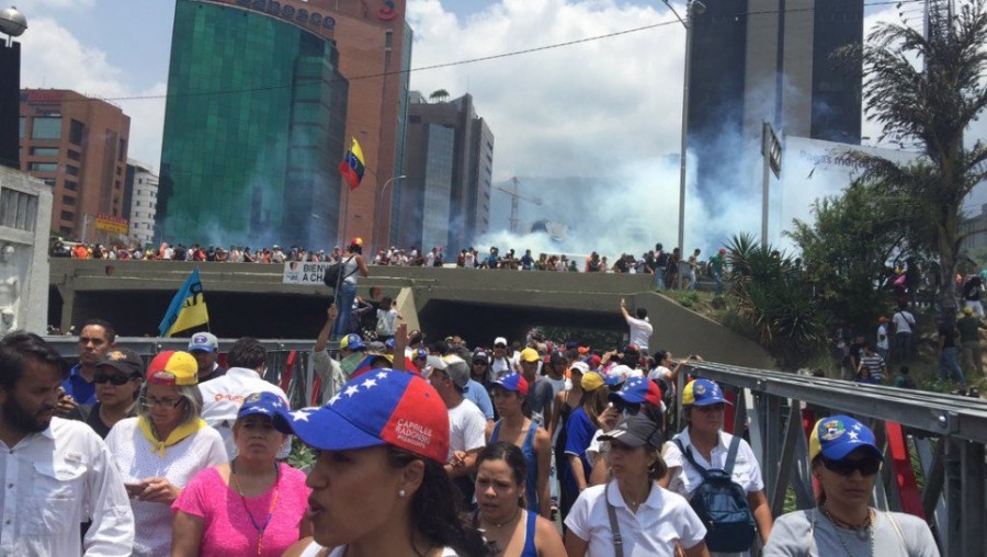 Venezuela opositores se mantienen en la calle a pesar de la represión
