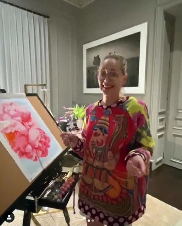 En el encierro, Sharon Stone se reinventa en artista plástica