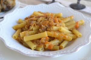 La pasta alla genovesa es un primer plato típico de la tradición nápoletana
