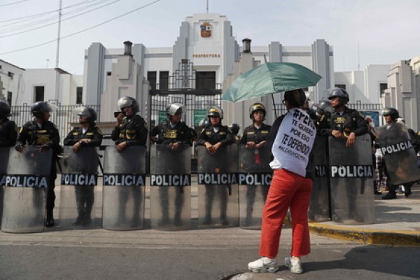 Perù: nuova manifestazione a Lima, Boluarte denunciata a Cpi