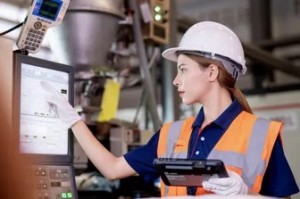  Un’ingegnere al lavoro su macchinari per migliorare la qualità della produzione e ridurre gli sprechi nel processo. Gli investimenti nella circolarità, nell’innovazione e in progetti riguardanti le MPC possono contribuire in modo sostanziale a limitare le dipendenze dell’Ue