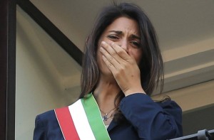 Bocciato il bilancio del Campidoglio Prima volta per la Capitale. Caos in aula: &quot;Via Raggi&quot;