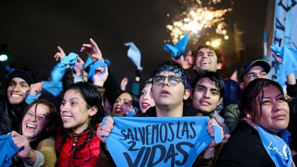 No all&#039;aborto in Argentina: gli sconfitti criticano la Chiesa