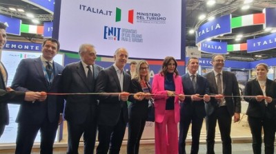 La ministra de Turismo Santanché inaugura el stand de Italia en Madrid.