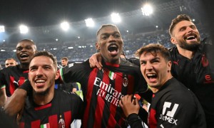 La festa dei giocatori del Milan dopo la fine della partita allo stadio Maradona contro il Napoli 