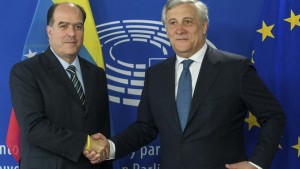El presidente del Parlamento Europeo (PE), Antonio Tajani (d), da la bienvenida al presidente de la Asamblea Nacional de Venezuela, el opositor Julio Borges