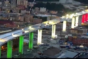 La prima auto attraversa il nuovo ponte di Genova
