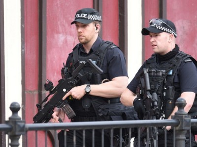 Manchester, commozione nel mondo per l&#039;attentato, stop campagna elettorale inglese