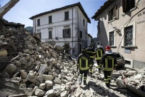 Terremoto nuova forte scossa, altri crolli ad Amatrice I morti sono saliti a 250, 365 i feriti evacuato Palasport