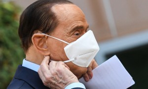Berlusconi resta a Milano, &#039;congelato&#039; il vertice di centrodestra sul Quirinale