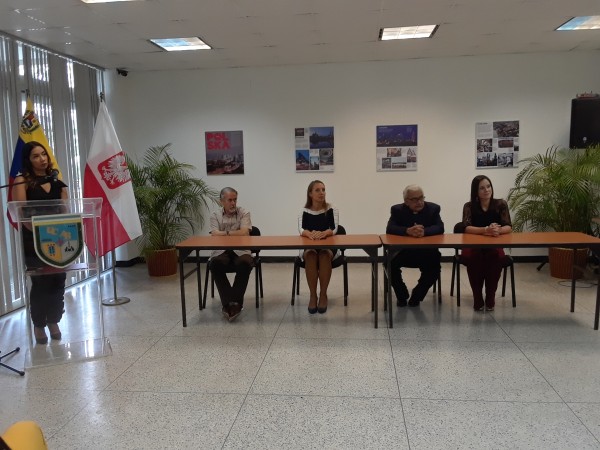La Embajada de Polonia en Venezuela firma acuerdo con la UCAB para dar gratis clases de idioma y cultura polaca