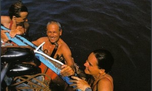 El apneista italiano Enzo Maiorca (en la foto con su hijas Rossana y Patrizia) , el primero que superó los cien metros de profundidad