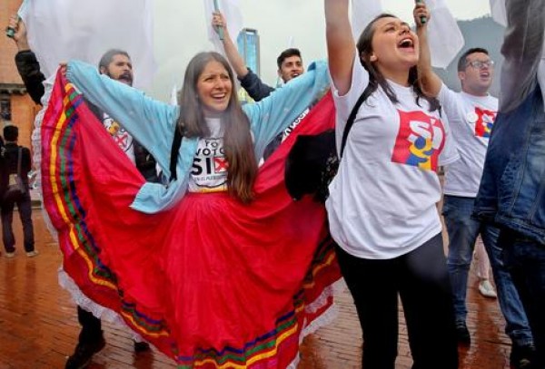 Manifestantes en favor del &quot;sí&quot; en las calles de Bogotá. Domingo histórico para Colombia