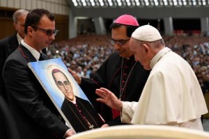 Francisco dialoga con fieles de El Salvador, país del que era oriundo Romero