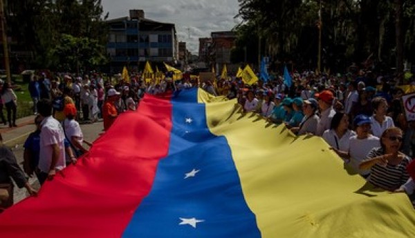 Los opositores marcharon en las capitales de los 23 estados de Venezuela en pos del referendo que limite el poder del presidente Nicolás Maduro