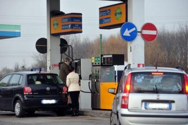 Carburanti, consumatori: &quot;Stangata per automobilisti: +263 euro&quot;