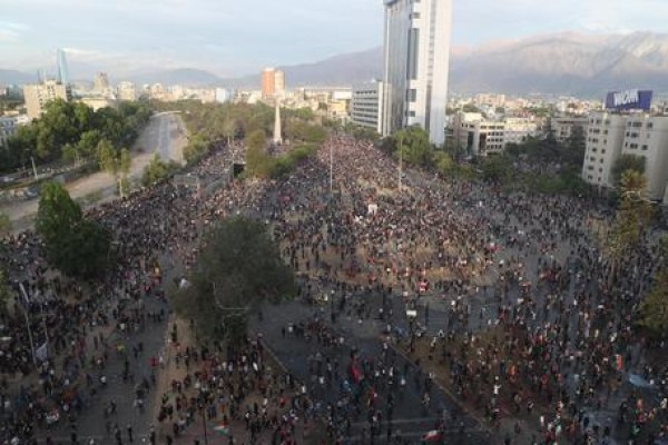 Migliaia in piazza in Cile Corteo aperto da donne in lutto per le vittime delle proteste