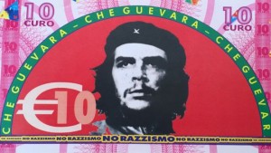 El pueblo italiano Gioiosa Ionica que les da billetes con el rostro del Che, Hugo Chávez y Marx a los inmigrantes