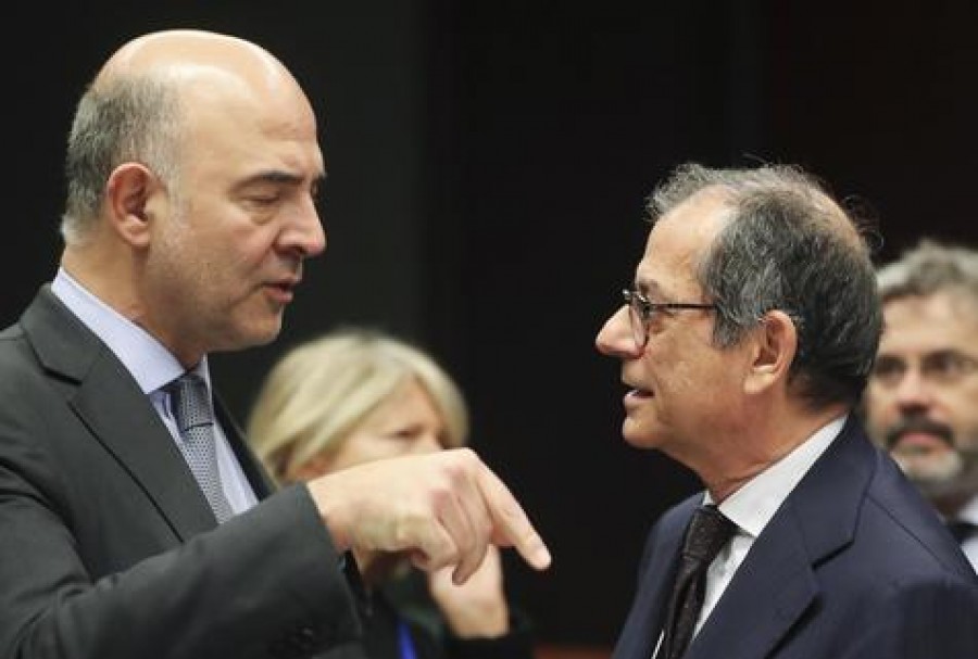 Pierre Moscovici de la UE y el ministro de Economía italiano Giovanni Tria