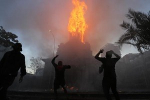 Una iglesia en llamas, desmanes en Santiago de Chile