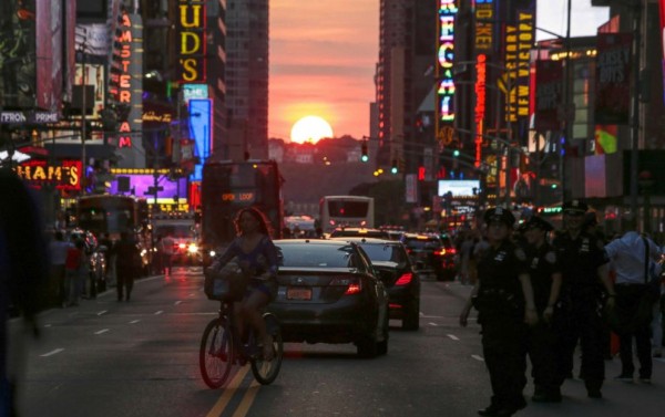 Cientos de personas trancan avenida en Nueva York para capturar el “Manhattanhenge”