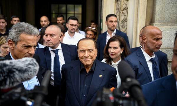 Berlusconi si candida in Senato: &quot;Pensioni minime a 1000 euro e un milione di alberi l&#039;anno&quot;