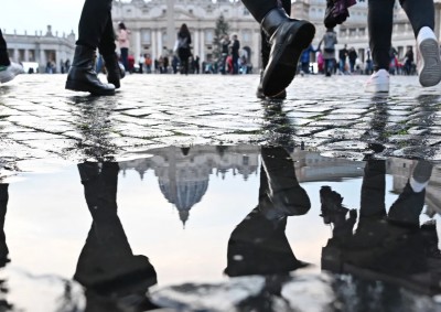 Maltempo: la basilica di San Pietro riflessa in una pozzanghera dopo la pioggia