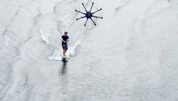 Dronesurfing il nuovo sport acquatico una tavola da surf e un drone