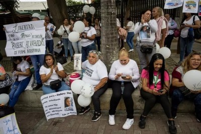 A Caracas gruppi paramilitari attaccano madri detenuti politici