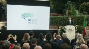 Renzi presenta il logo del G7 a Taormina