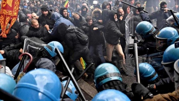 Violentos enfrentamientos durante una marcha contra las reformas del gobierno de Renzi en Florencia