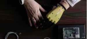 La prima mano bionica che funziona come quella umana