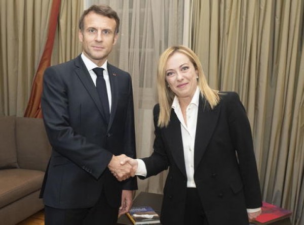 Premier italiana Giorgia Meloni y el presidente francés Emmanuel Macron conversan sobre energía 