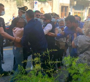 Salvini aggredito, gli strappano rosario e camicia  a Pontassieve