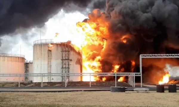 Serbatoi di benzina e petrolio in fiamme a Belgorod