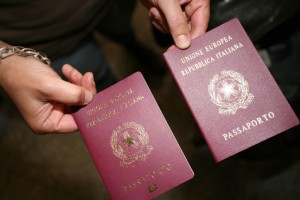 Proyectan duplicar costo de solicitud de ciudadanía Pasaría de 300 a 600 euros en consulados del exterior
