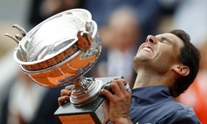 El español Rafael Nadal levanta la copa después de derrotar al austríaco Dominic Thiem en el partido final de hombres del Abierto de Francia en el estadio Roland Garros, en París. Domingo, 9 de junio de 2019. Nadal ganó 6-3, 5-7, 6-1, 6-1. (AP Photo/Pavel Golovkin)