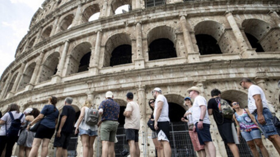 Fila de turistas frente al Coliseo de Roma
