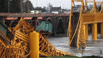 Cile: ponte crolla al passaggio del treno merci