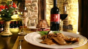 Comer en Siena medieval, la Cinta Senese (jabalí asado) tomando el vino Brunello di Montalcino