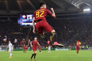  Stephan El Shaarawy celebra uno de sus dos goles