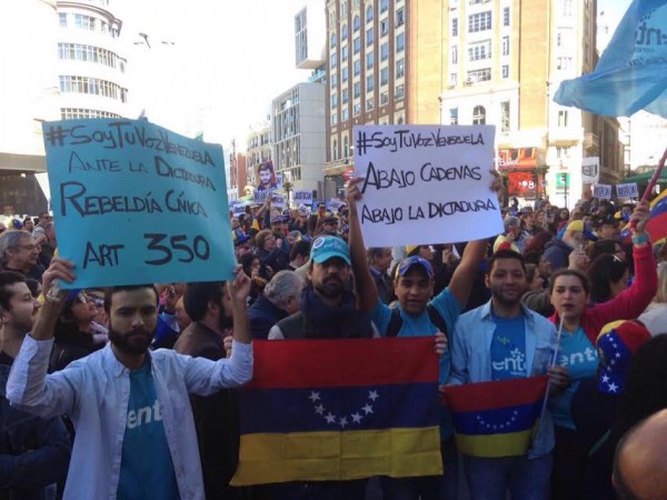 Venezolanos salen a la calle en España a protestar golpe de Estado en su país