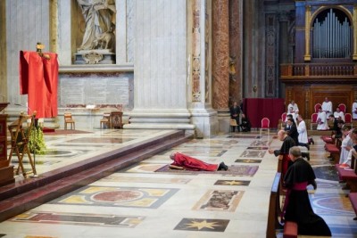 El Papa Francisco dirige la Misa de la Pasión del Señor del Viernes Santo en la Basílica de San Pedro sin participación pública debido al brote de la enfermedad por coronavirus (COVID-19), en el Vaticano, 10 de abril de 2020.