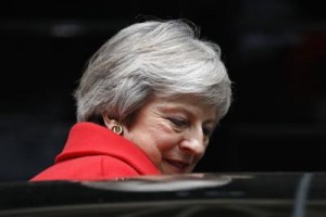 Bufera sul governo May dopo accordo su Brexit, si dimettono 4 ministri